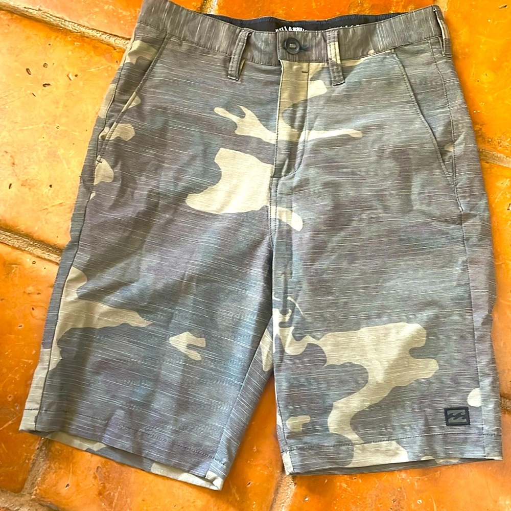 Men’s Billabong Army Camo Crossfire Size 28 Shorts